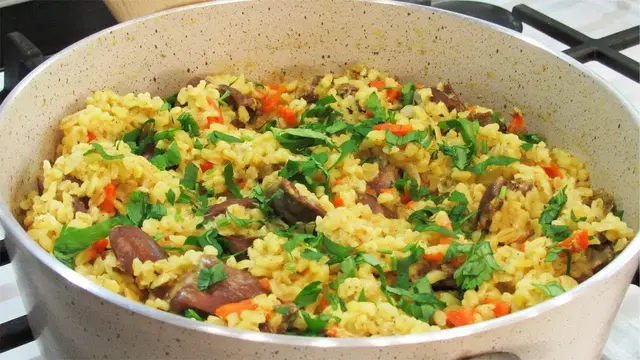 Куриные сердечки с булгуром на сковороде