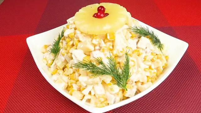 Новогодний салат с курицей и ананасами