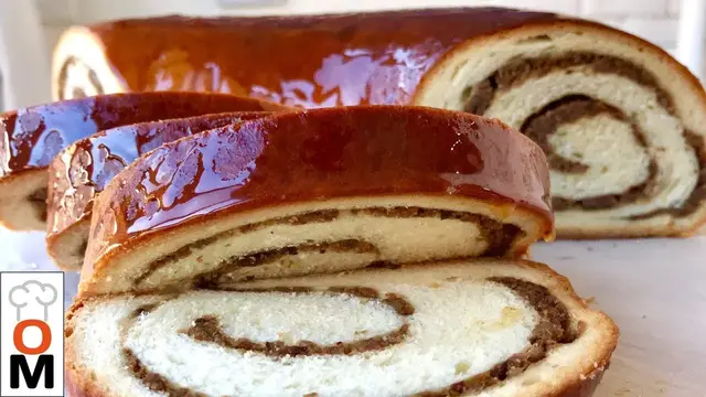 Сладкий рулет с орехами, черносливом и лимоном