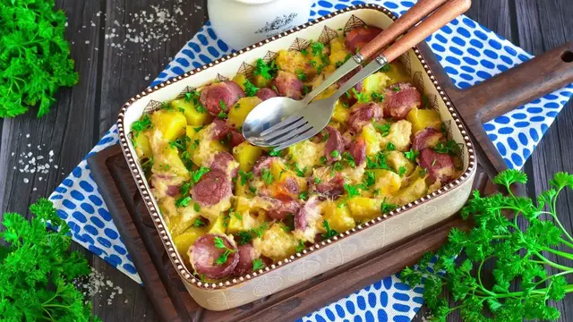 Сардельки в духовке с картошкой и сыром