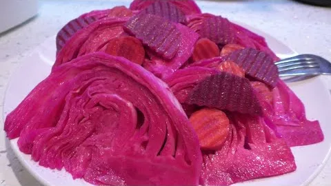 Хрустящая маринованная капуста со свёклой