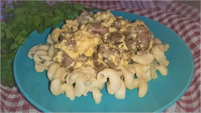 Куриные сердечки в горчично-сырном соусе