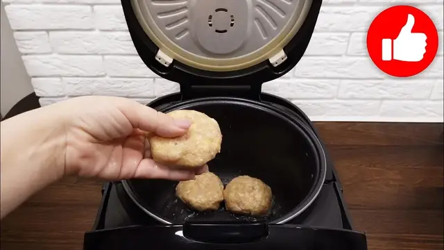 Вкусные и очень быстрые куриные котлеты в мультиварке