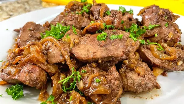 Куриная печень жареная на сковородке с луком