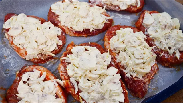Горячие мясное блюдо с грибами