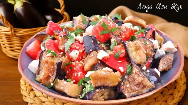 Тёплый салат с баклажанами, фетой и кунжутом