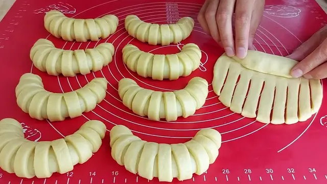 Домашние рогалики с вареной сгущенкой