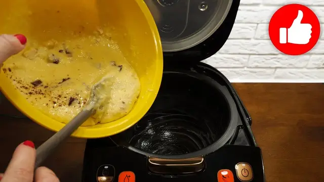 Пирог с начинкой из шоколада в мультиварке
