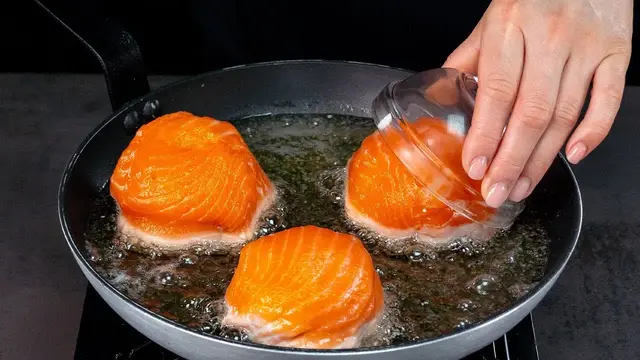 Лосось по-королевски с картофельным пюре и сливочно-грибным соусом