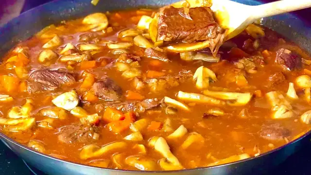 Говядина по-бургундски тушеная с овощами в красном вине