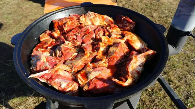 Баранина в казане на костре