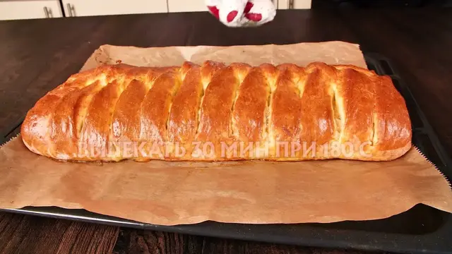Пышная творожная плетенка с ароматными яблоками