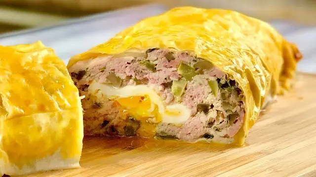 Сочный мясной рулет на новогодний стол 