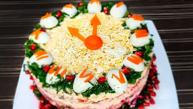 Новогодний слоёный салат со свёклой и яблоками 