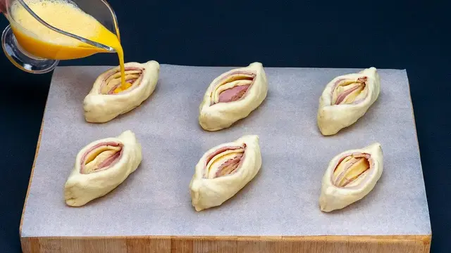 Быстрые слойки с ветчиной и сыром