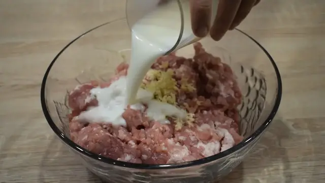 Настоящие немецкие колбаски на сковороде