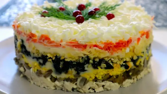 Слоёный салат с курицей 