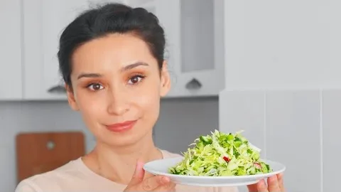 Весенний салат из капусты и огурцов