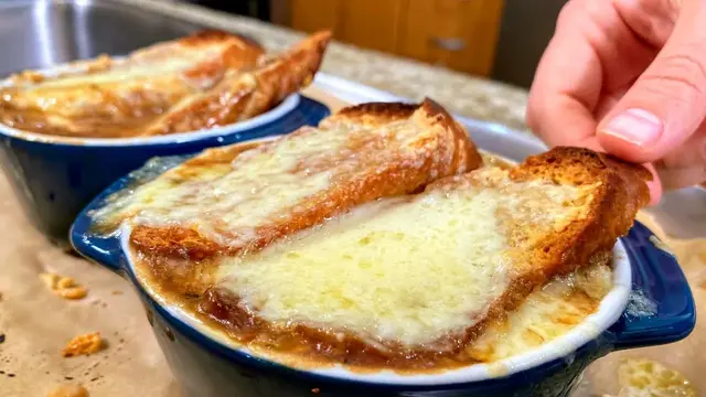 Луковый суп с сыром и гренками