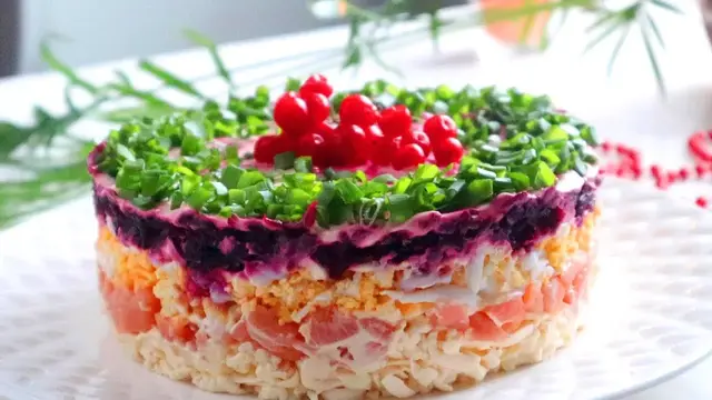Слоеный салат с сёмгой и свёклой