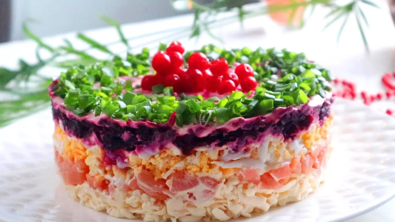 Слоеный салат с сёмгой и свёклой
