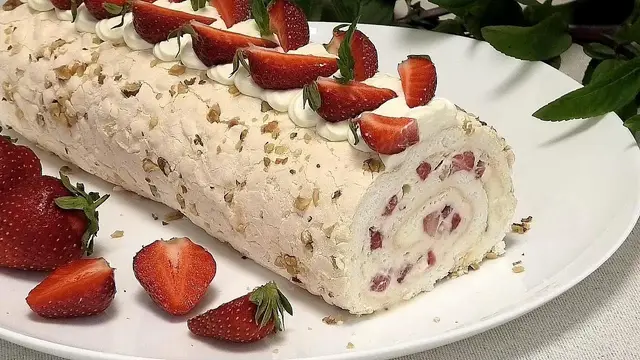 Меренговый рулет с клубникой и сливками