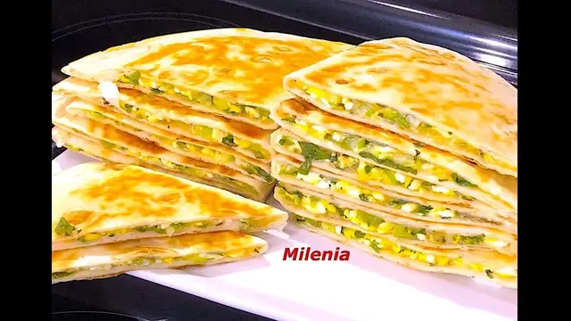 Ленивые лепешки с яйцом, сыром и зеленью
