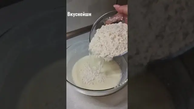 Пицца с огурцами, колбасой и помидорами