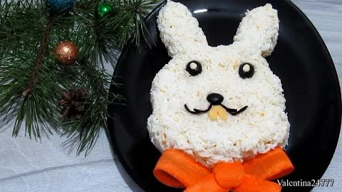 Новогодний слоёный салат с консервами