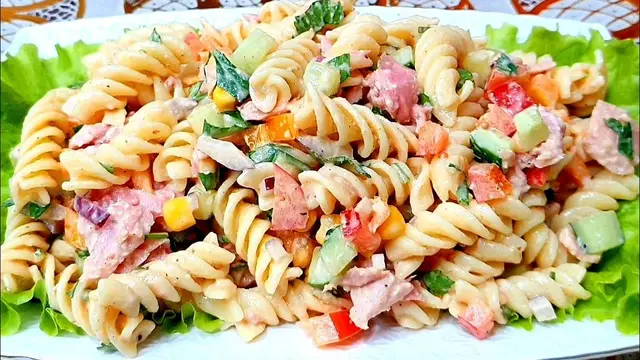 Праздничный салат с тунцом и макаронами