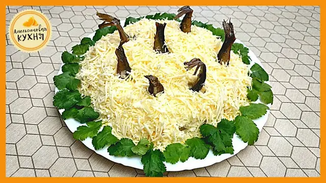 Праздничный салат со шпротами 