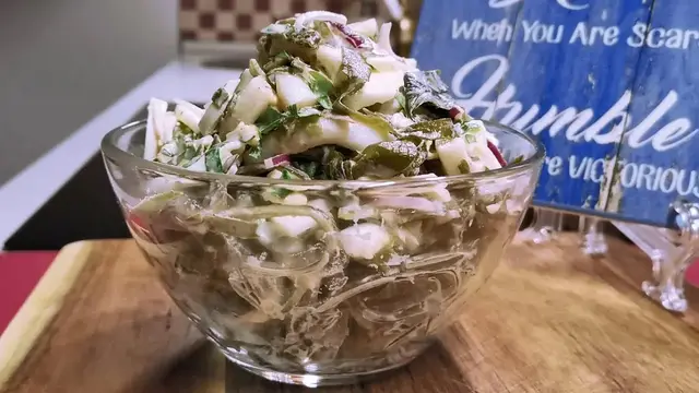 Салат с кальмаров и морской капусты