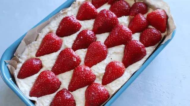 Кекс с клубникой в духовке