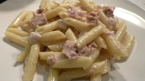 Простые макароны с консервами 