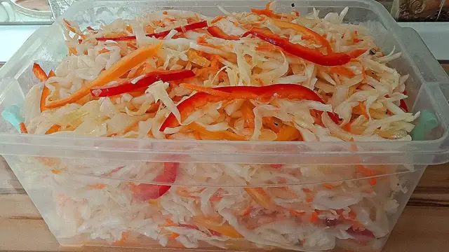 Лёгкий салат с капустой и сладким перцем 