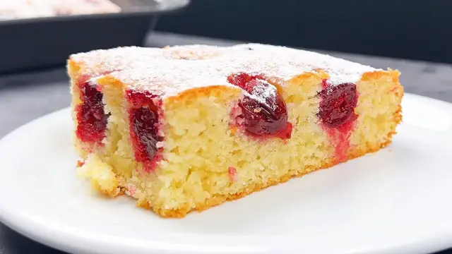 Ароматный пирог с вишней на кефире