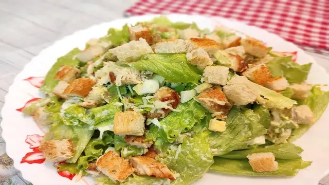 Легкий салат с курицей, сыром и сочными листьями салата