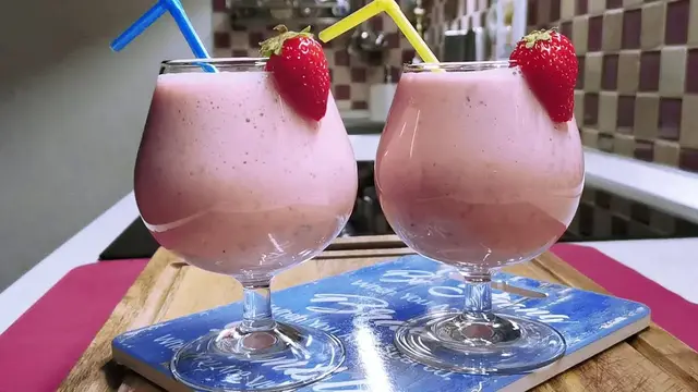 Холодный напиток смузи из клубники
