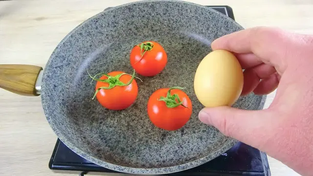 Яичницу с помидорами