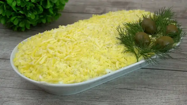 Праздничный салат с печенью трески