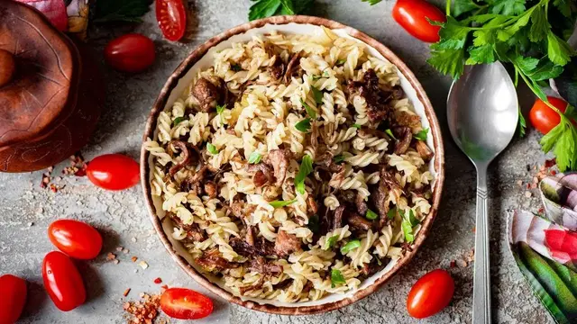 Макароны с говяжьей тушенкой на ужин