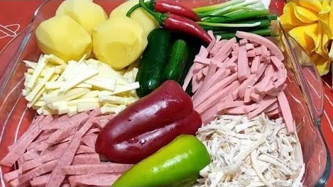 Сытный салат с колбасой и сладким перцем