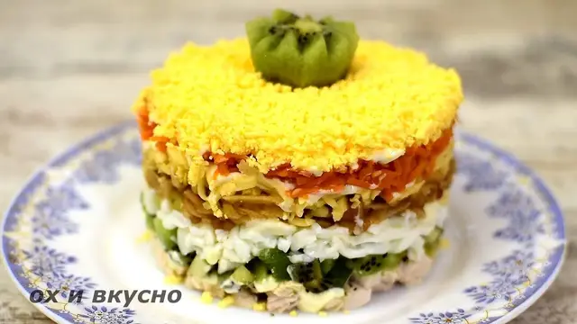 Слоёный салат с яблоком, киви и куриным филе