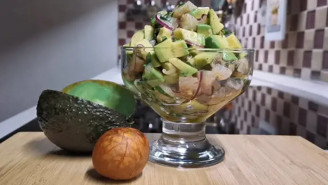 Салат с селедкой и авокадо 