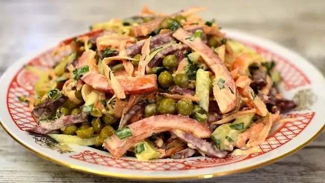 Праздничный салат с колбасой, огурцами и болгарским перцем 
