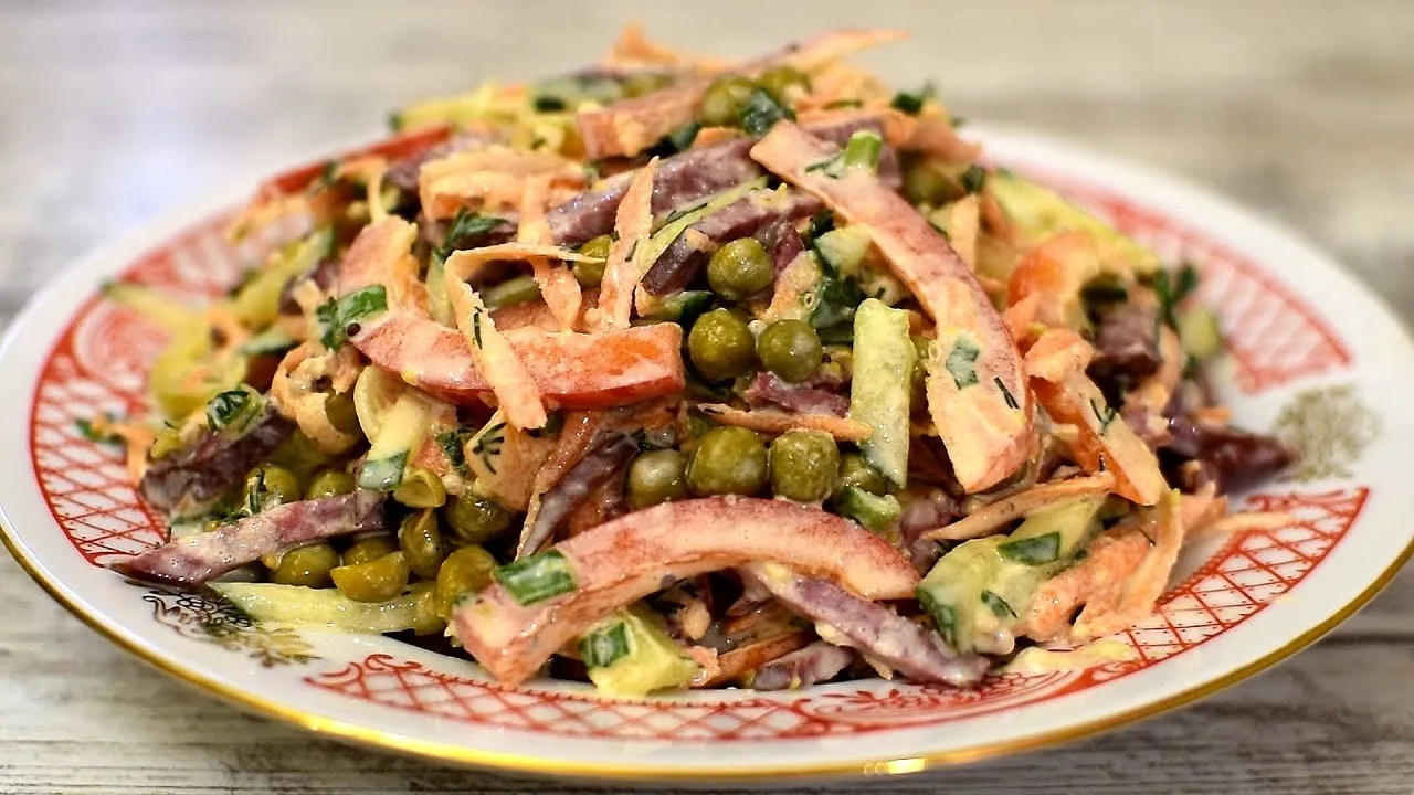 Праздничный салат с колбасой, огурцами и болгарским перцем 