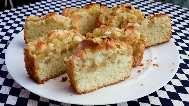Шарлотка с яблоками для детей 