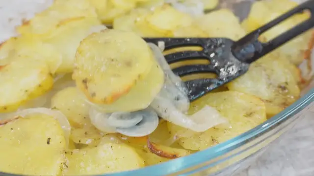 Картофель на луковой подушке