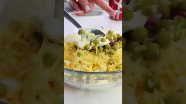 Салат с маринованным луком, сыром и зелёным горошком