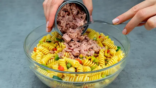 Вкусный салат с макаронами